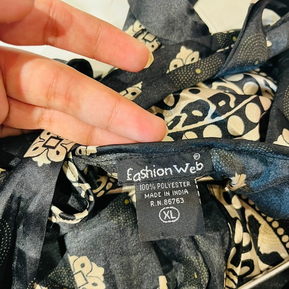 Black printed satin halter neck top - Picture 6 of 9